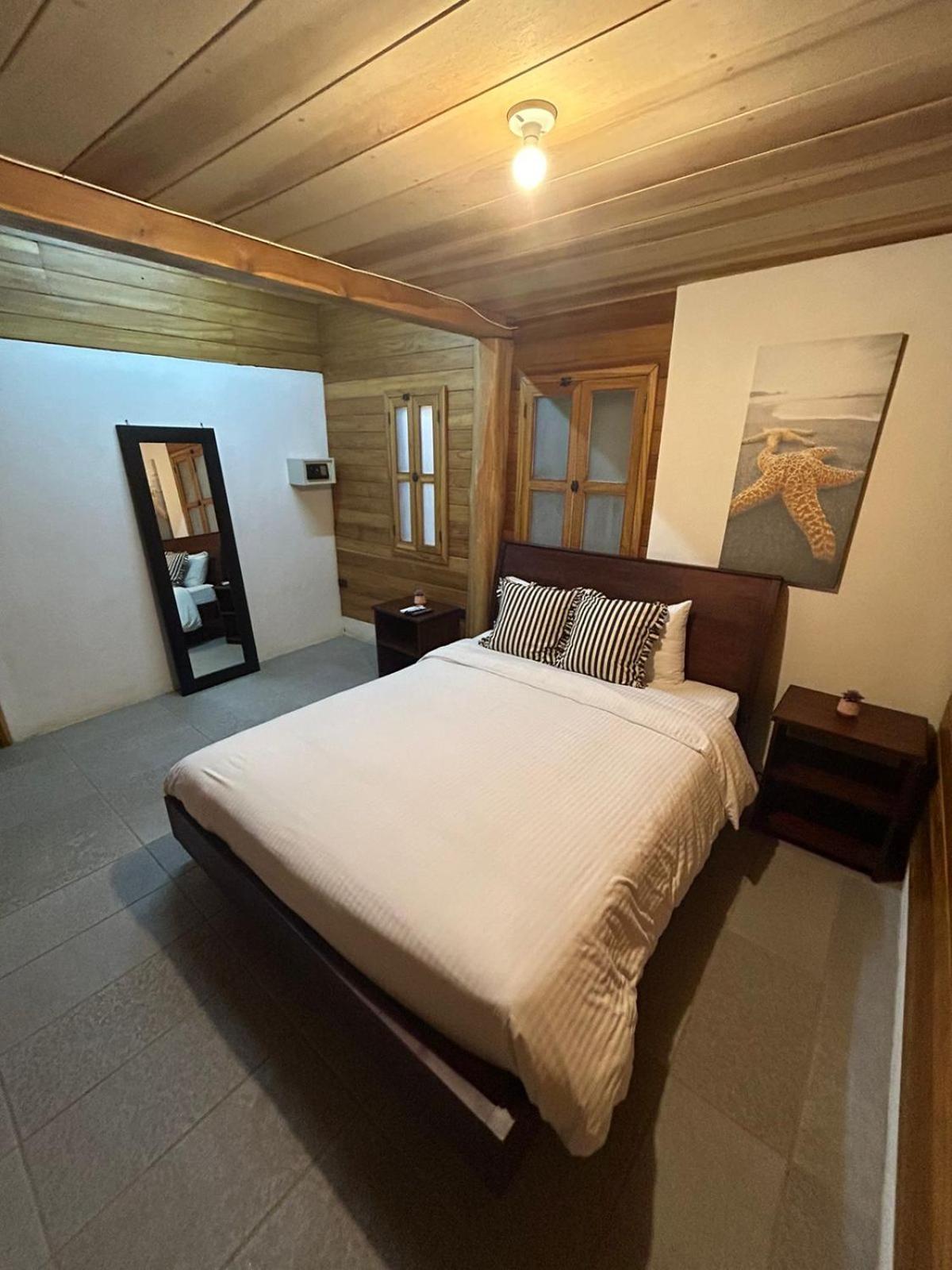 Casa Aura: Beachfront Premium Hostel Tamarindo Buitenkant foto