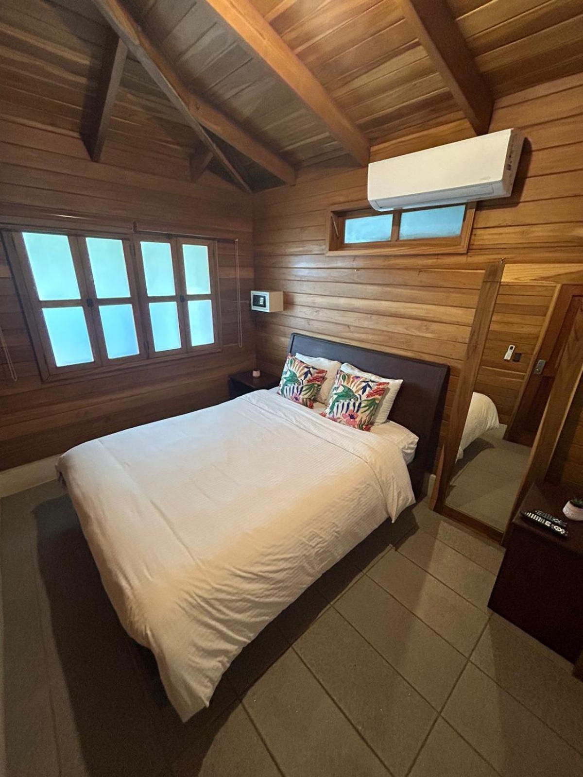 Casa Aura: Beachfront Premium Hostel Tamarindo Buitenkant foto