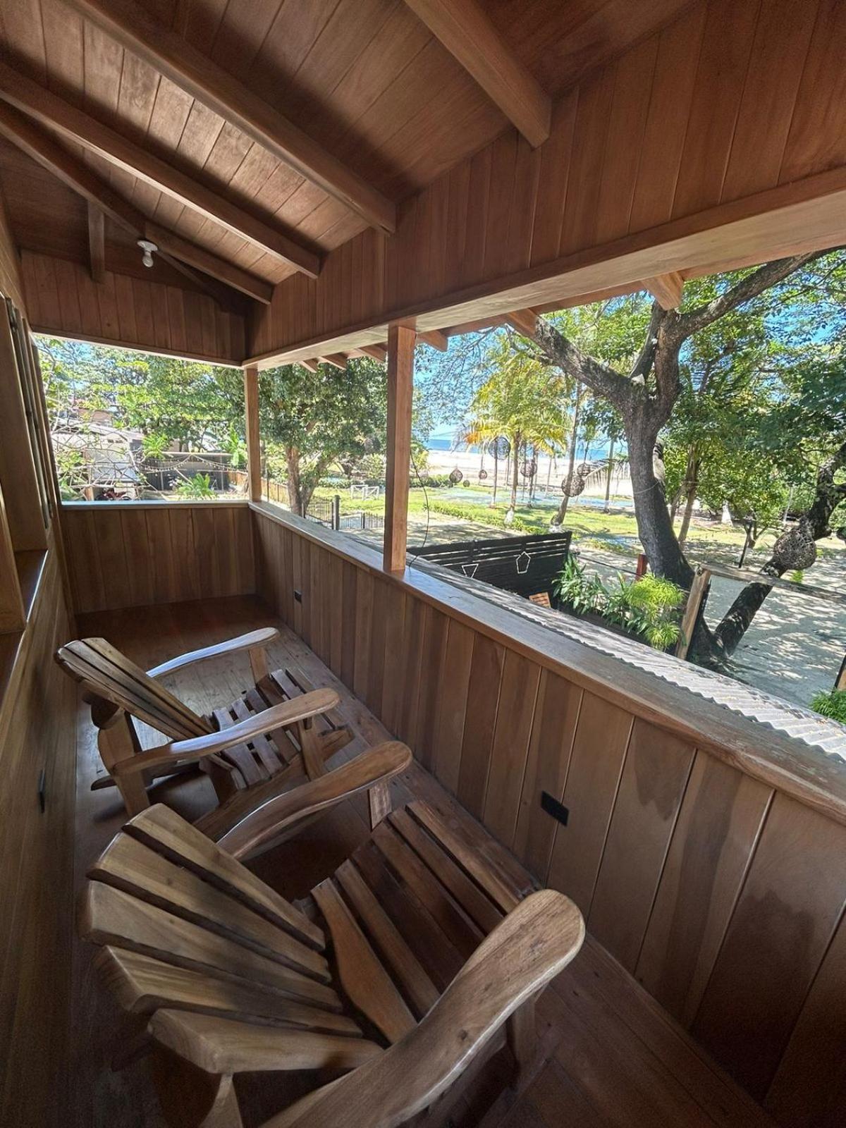 Casa Aura: Beachfront Premium Hostel Tamarindo Buitenkant foto