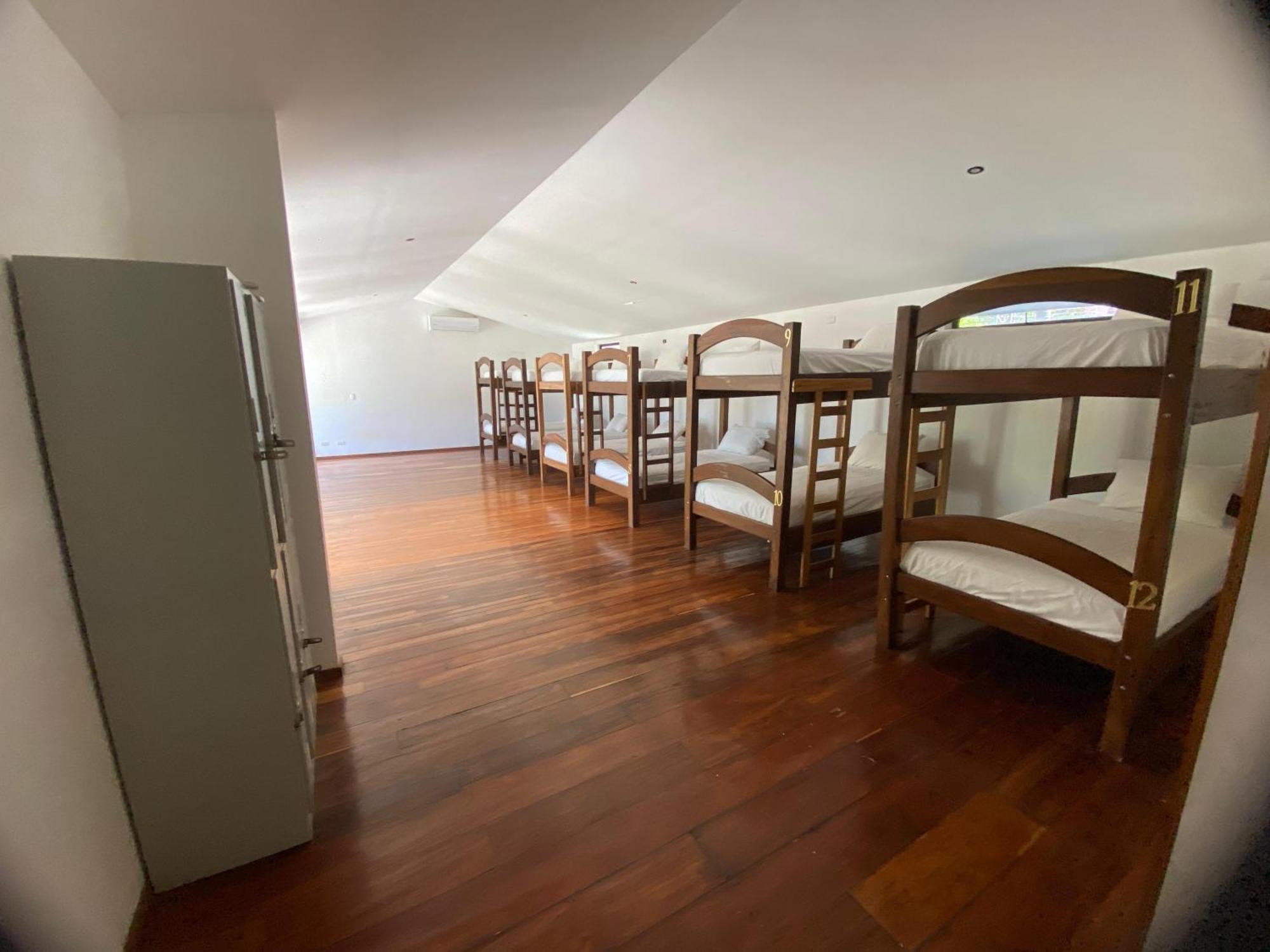 Casa Aura: Beachfront Premium Hostel Tamarindo Buitenkant foto