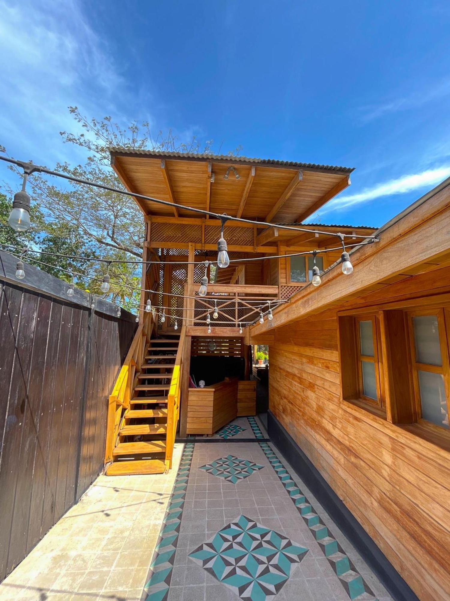 Casa Aura: Beachfront Premium Hostel Tamarindo Buitenkant foto