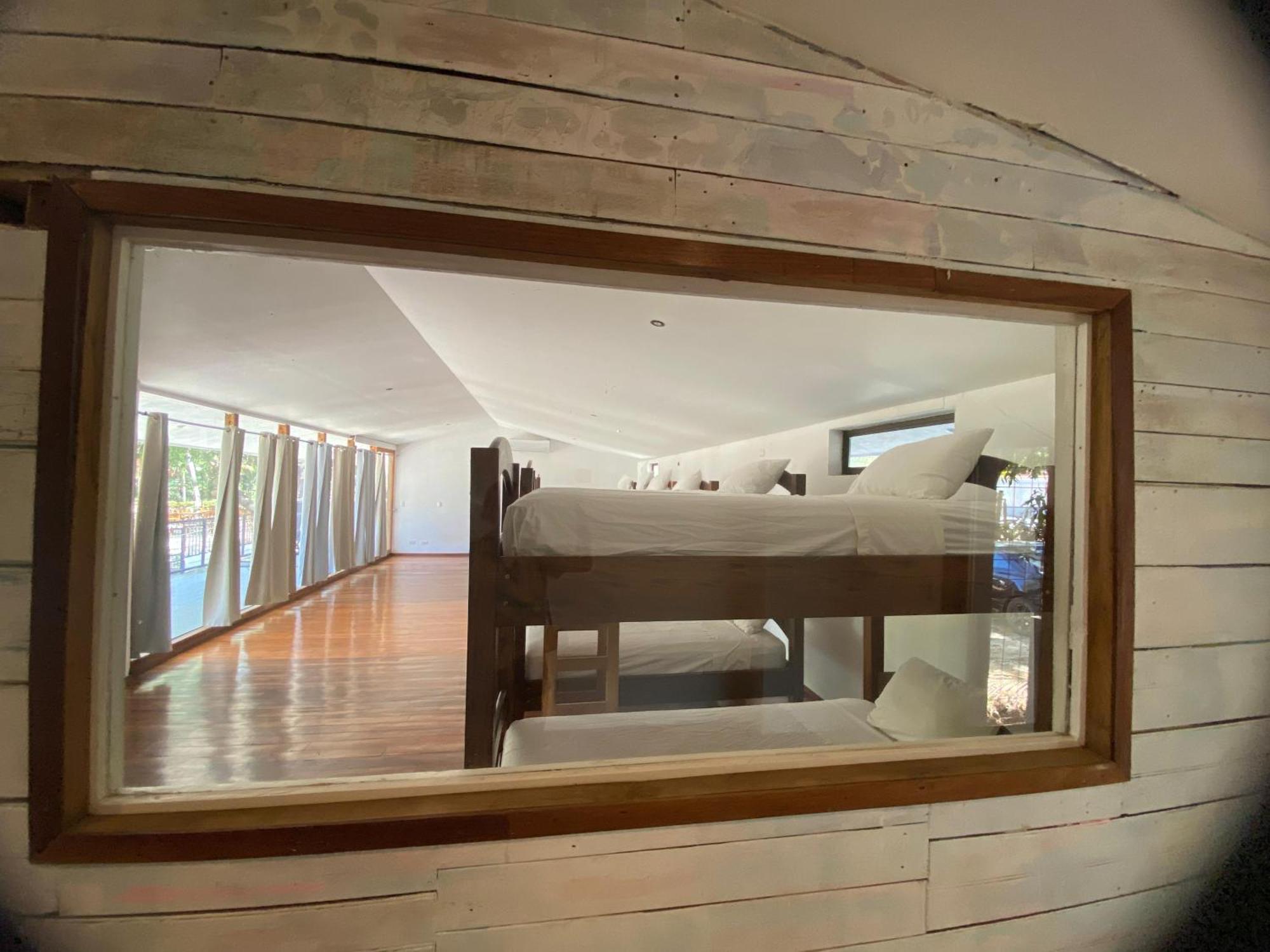 Casa Aura: Beachfront Premium Hostel Tamarindo Buitenkant foto