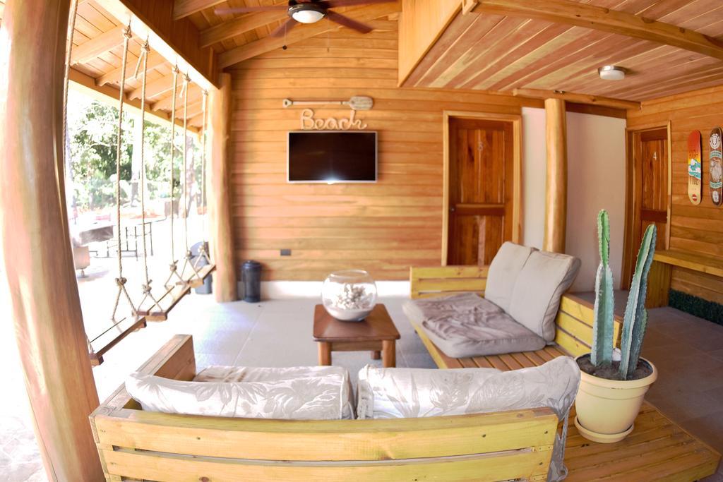Casa Aura: Beachfront Premium Hostel Tamarindo Buitenkant foto